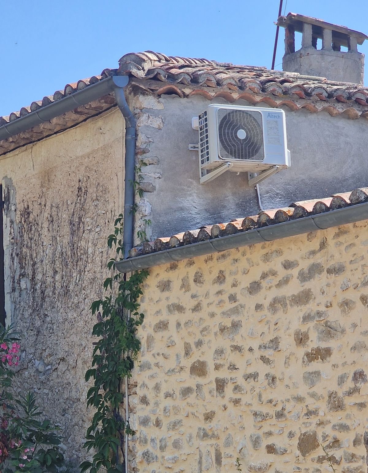 Climatisation installée par Coach Rénov sur une maison en pierre en Ardèche