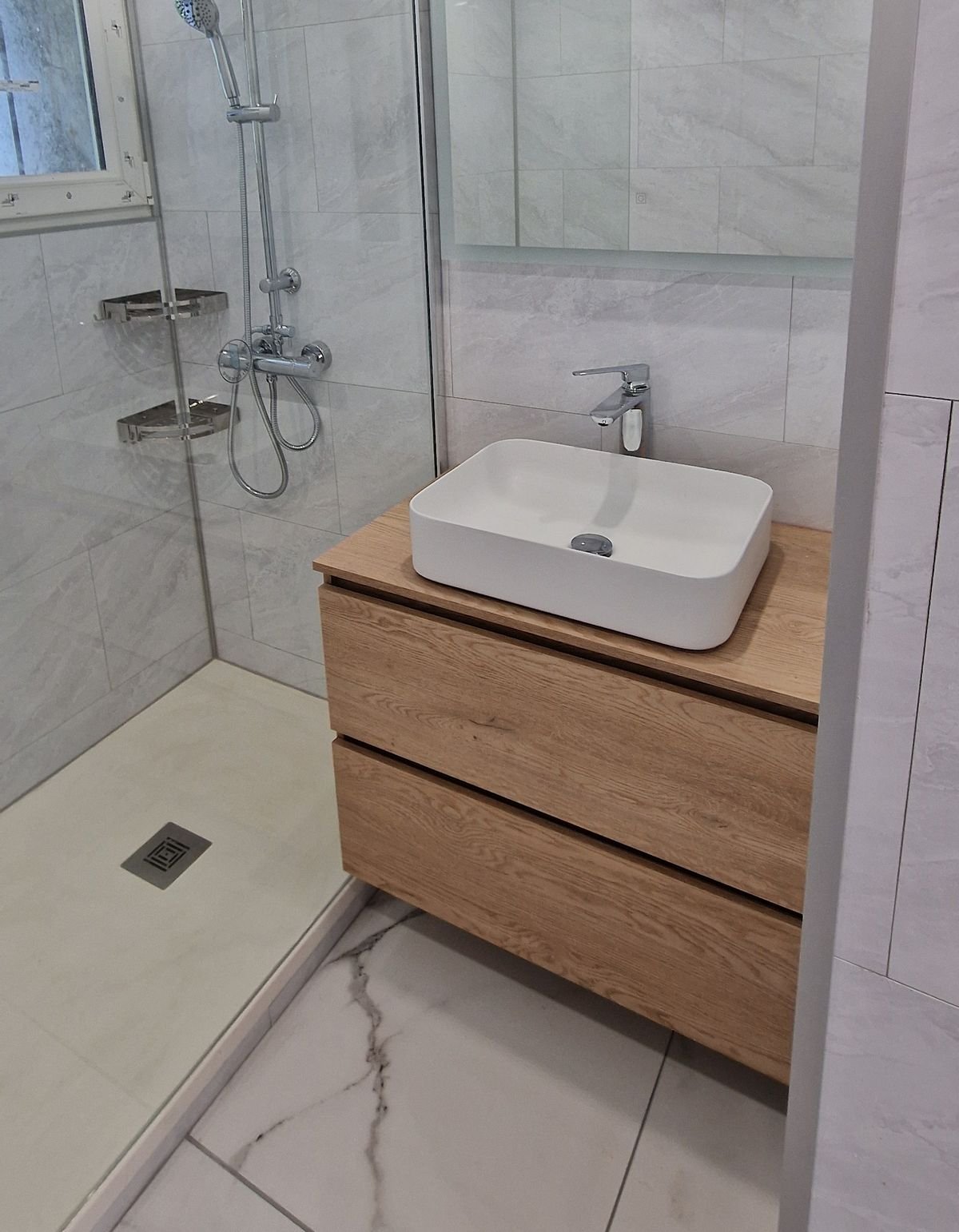 Salle de bain rénovée par Coach Rénov : douche à l'italienne et meuble en chêne