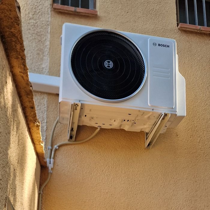 Unité extérieure de climatisation posée par Coach Rénov sur une façade