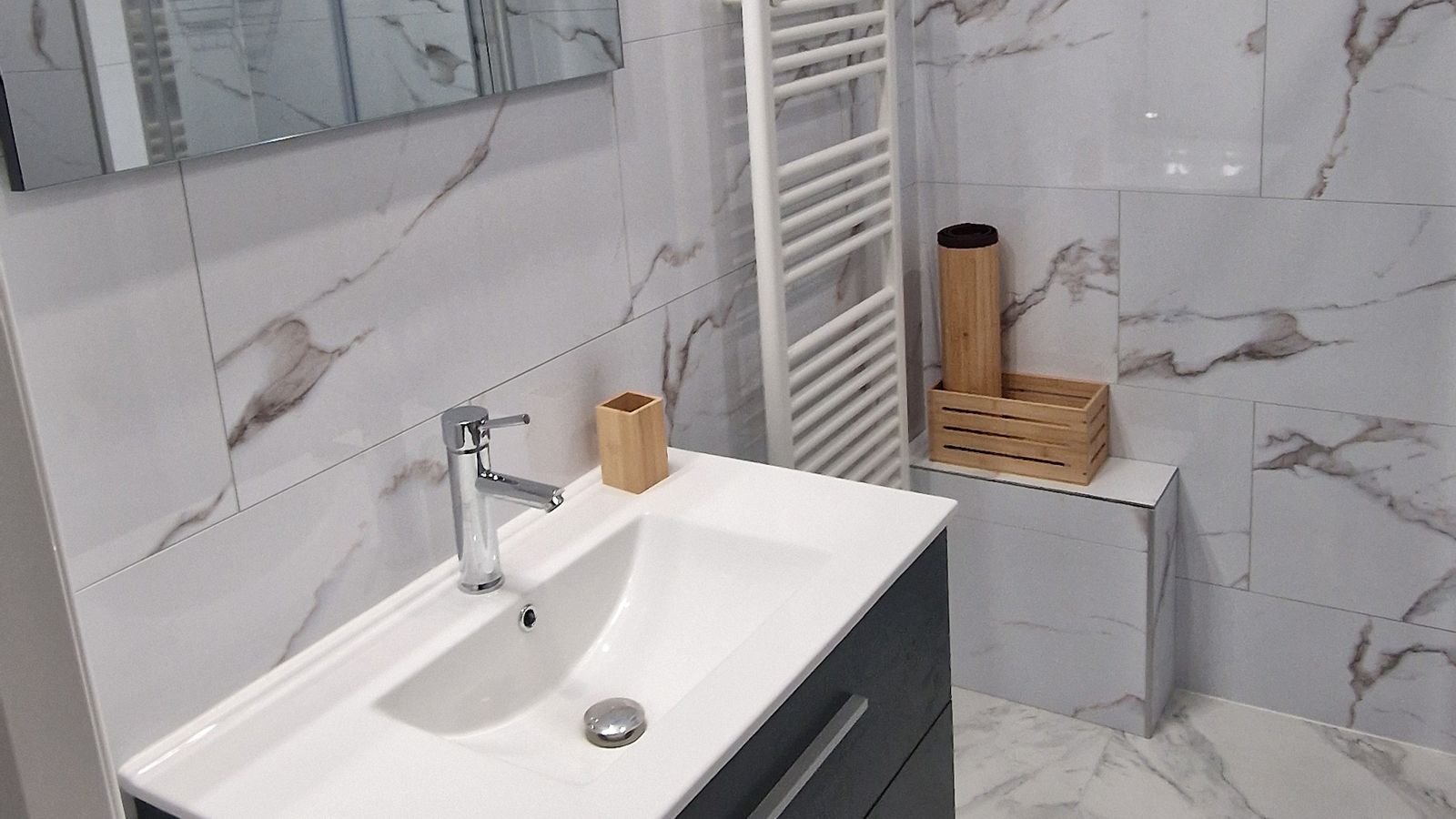 Salle de bain en carrelage effet marbre rénovée par Coach Rénov