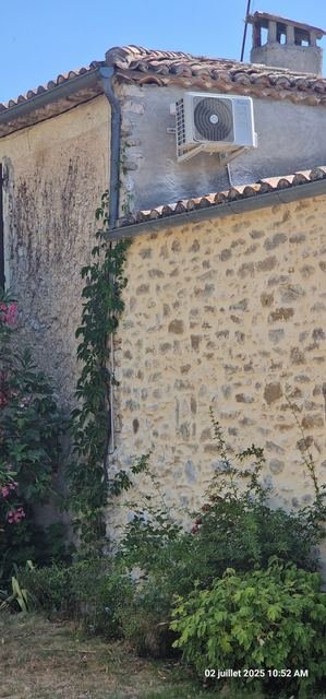 Groupe extérieur sur support mural anti-vibratile