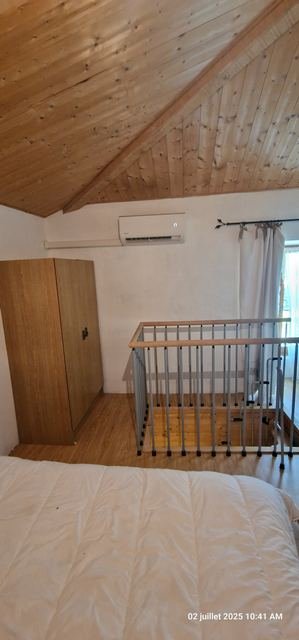 Split mural en chambre sous toiture
