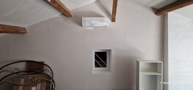 Split mural sous poutres apparentes