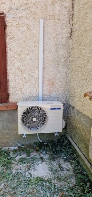Groupe extérieur sur support mural anti-vibratile