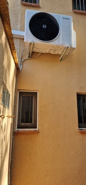 Groupe extérieur sur support mural anti-vibratile