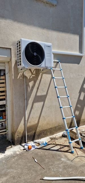 Groupe extérieur sur support mural anti-vibratile