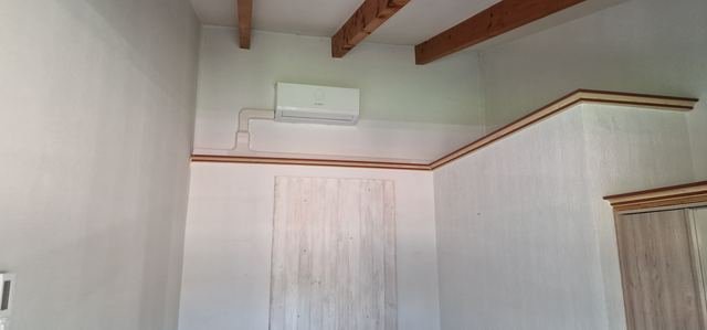 Split mural sous poutres apparentes