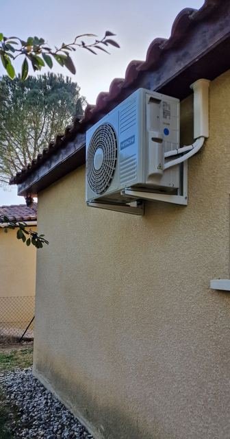 Groupe extérieur sur support mural anti-vibratile