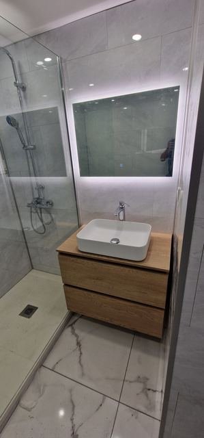 Douche vitrée et miroir LED