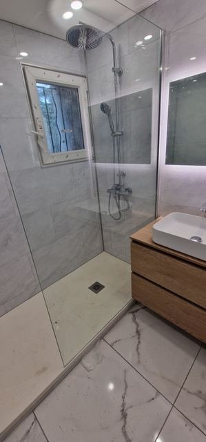 Douche vitrée et meuble vasque