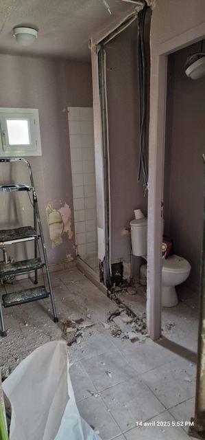 1. Avant – La salle de bain d’origine, démolie